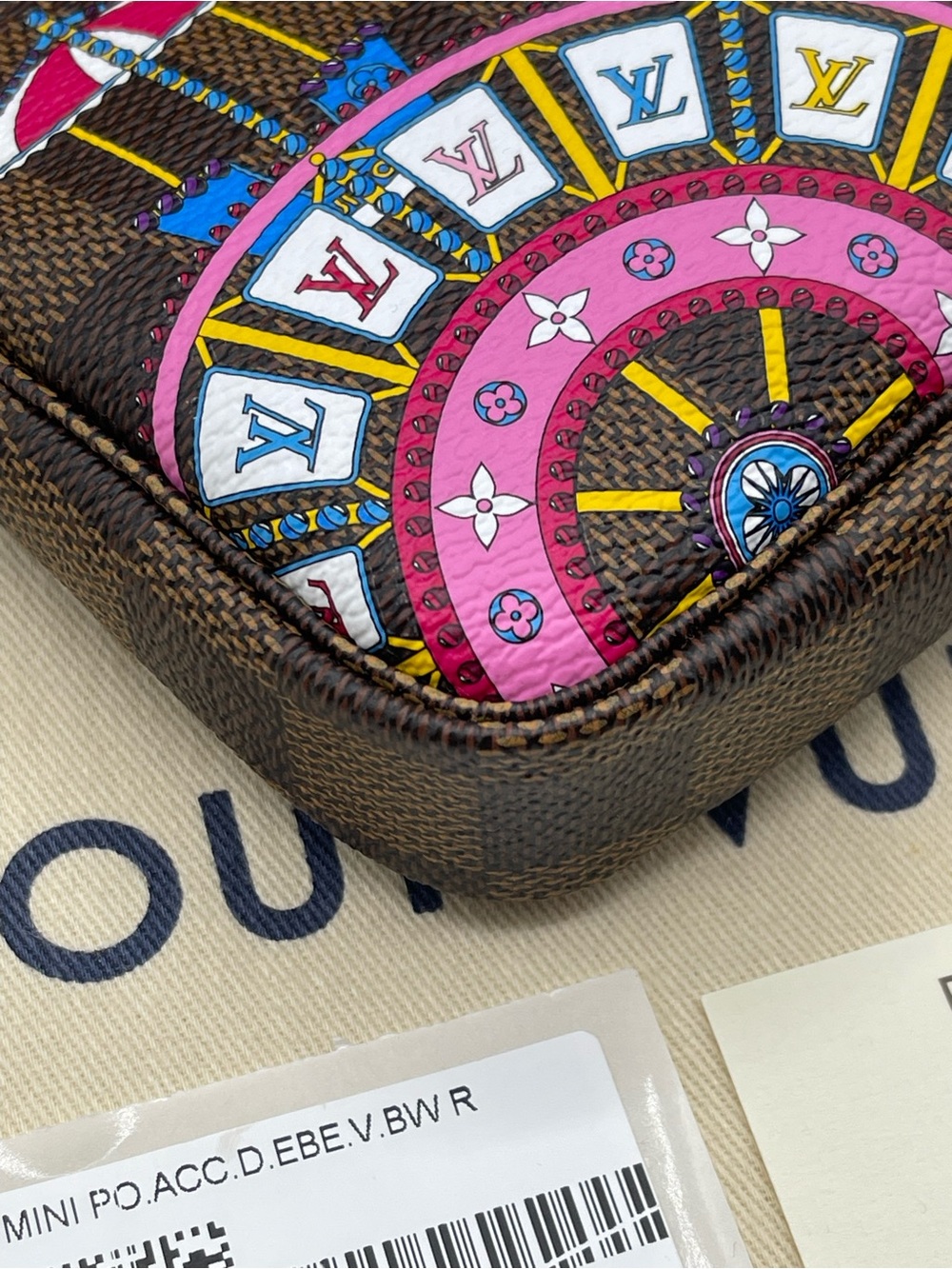 Louis Vuitton Christmas 2020 Pochette Mini Accessories Damier Ebene Vivienne - Picture 14 of 16